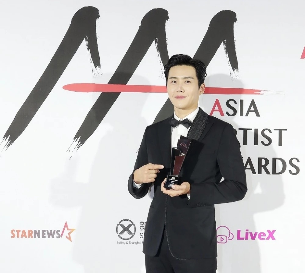 宣虎去年在《2021 AAA》奪下人氣獎雙冠王