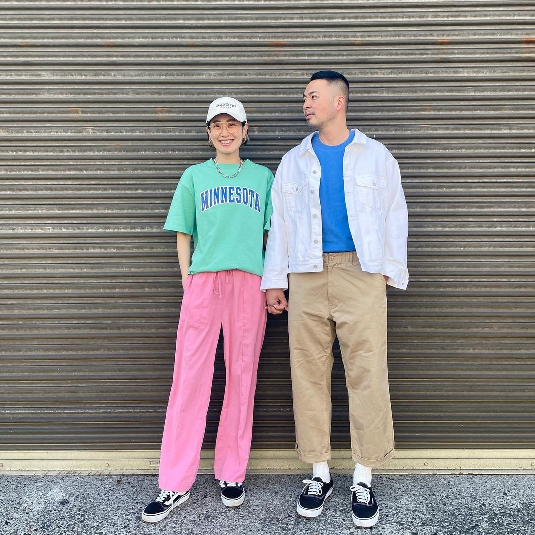 情侶裝搭配中的最進階技巧就是，利用完全不同的品項，創造出「相同氛圍」。