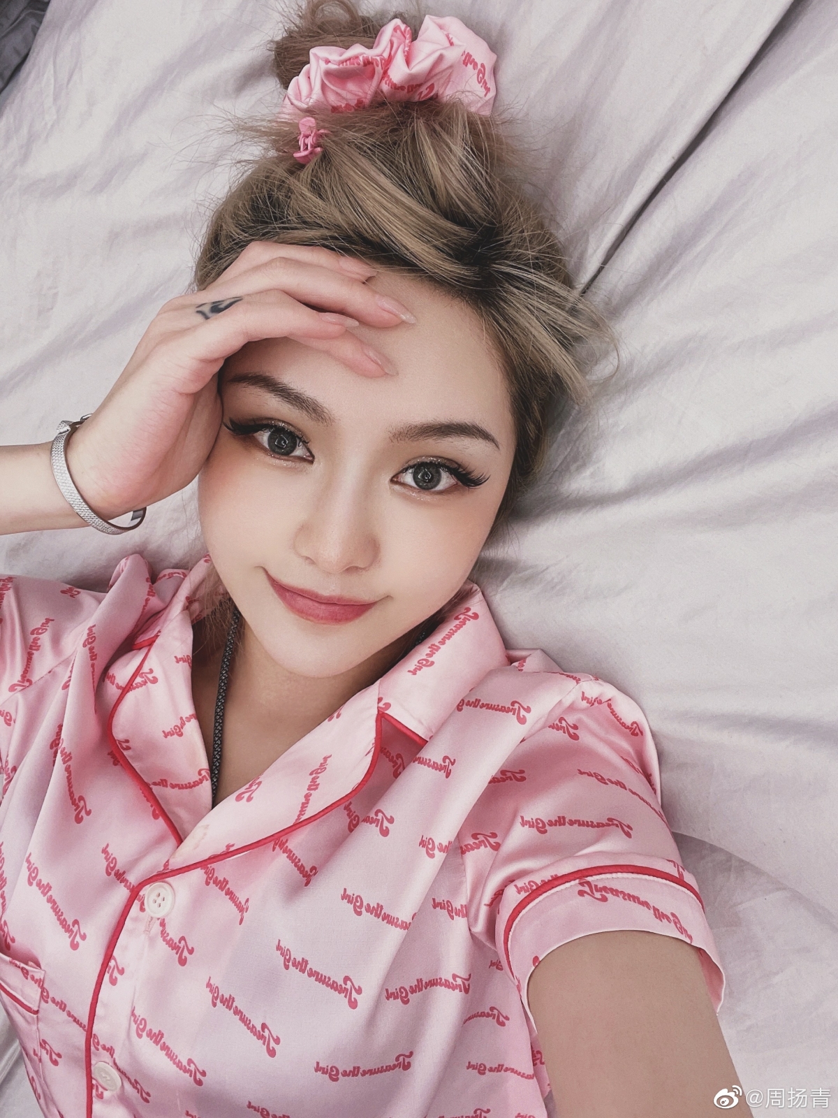 周揚青爸爸是一間大型國企老闆