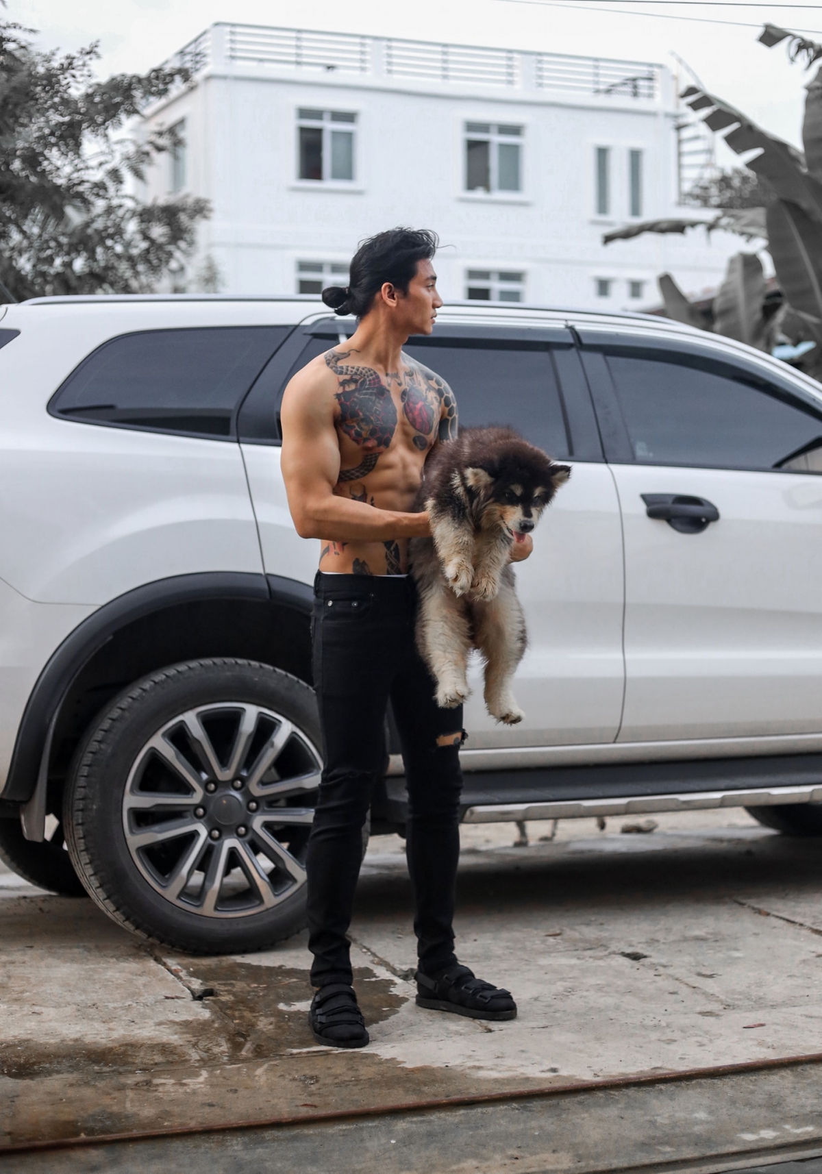 非常喜歡狗狗的他時常與愛犬合照