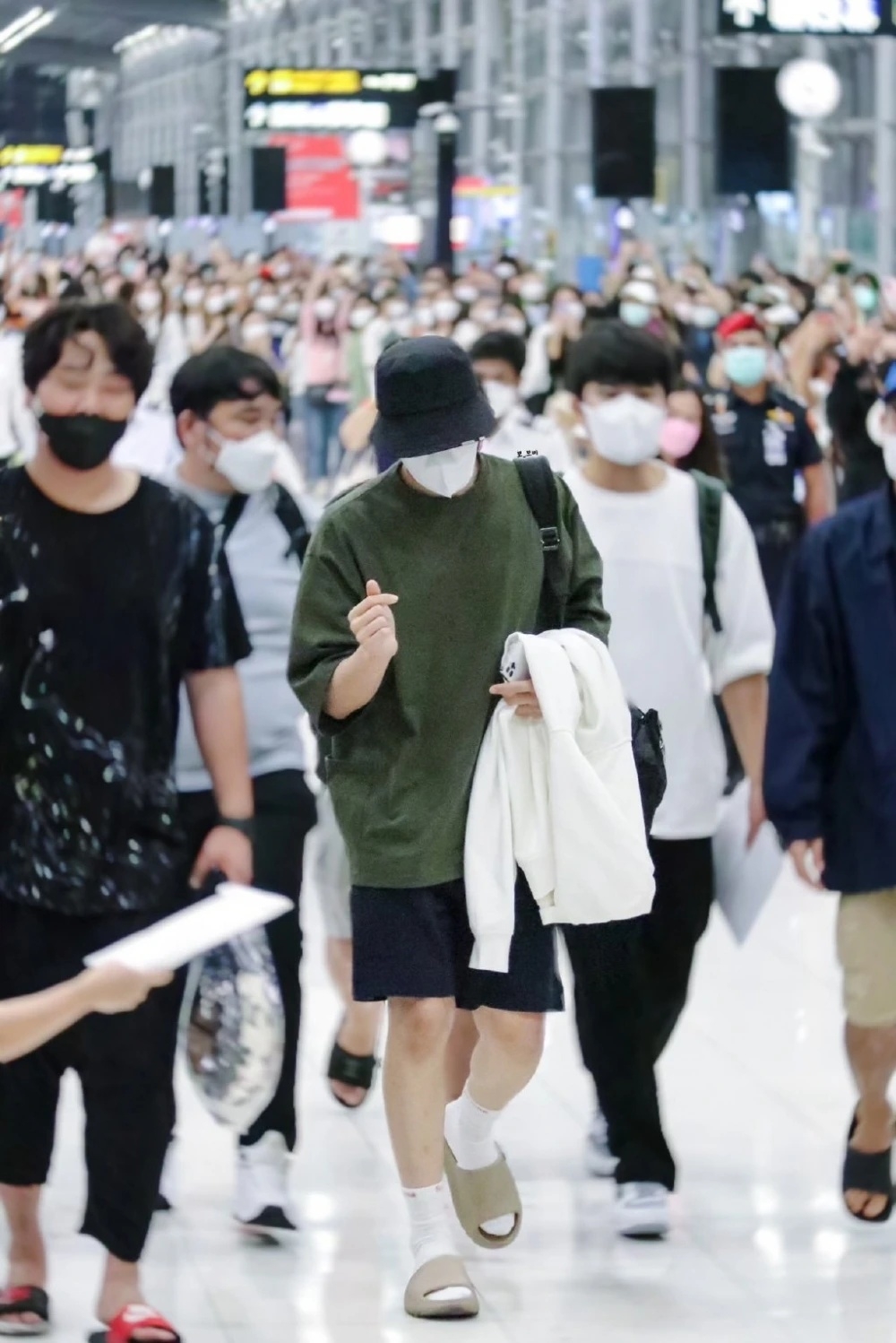 大批泰國粉絲到機場歡送金宣虎