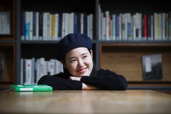 她決定一邊當清潔工,一邊完成自己的夢想