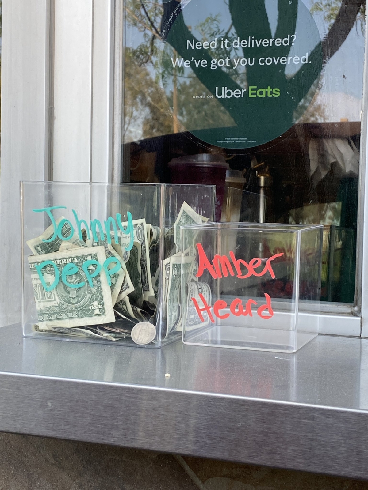 商家設置「你挺誰」小費箱