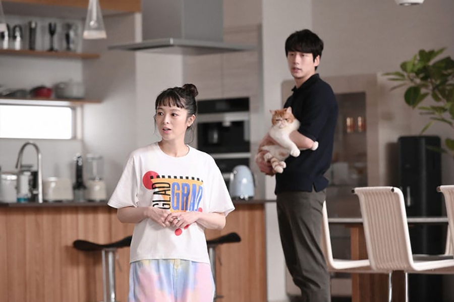 情侶同住可以分擔生活開銷，算是挺實際的優點之一。