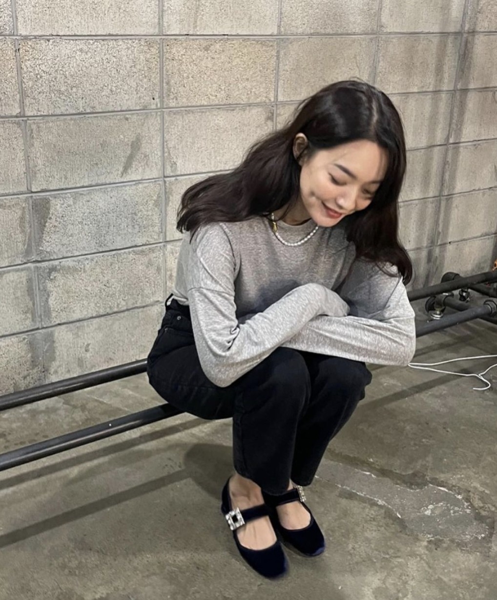 瑪莉珍鞋(Mary Jane Shoes)的搭配可甜可鹽,是許多女星鞋櫃必備。