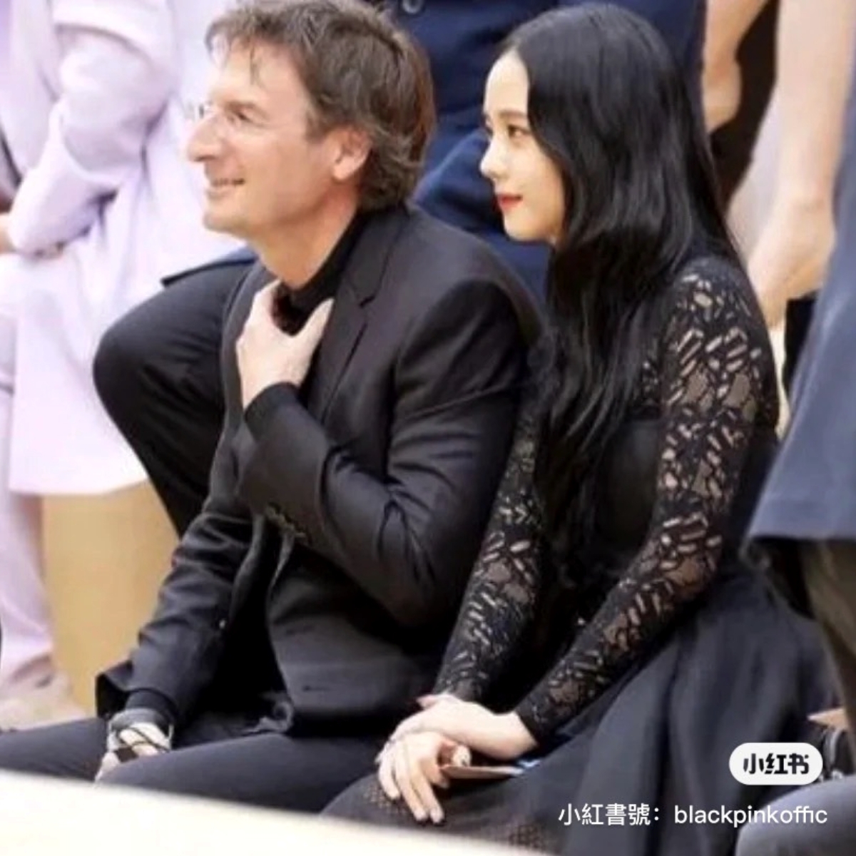 智秀與Dior CEO一齊看秀