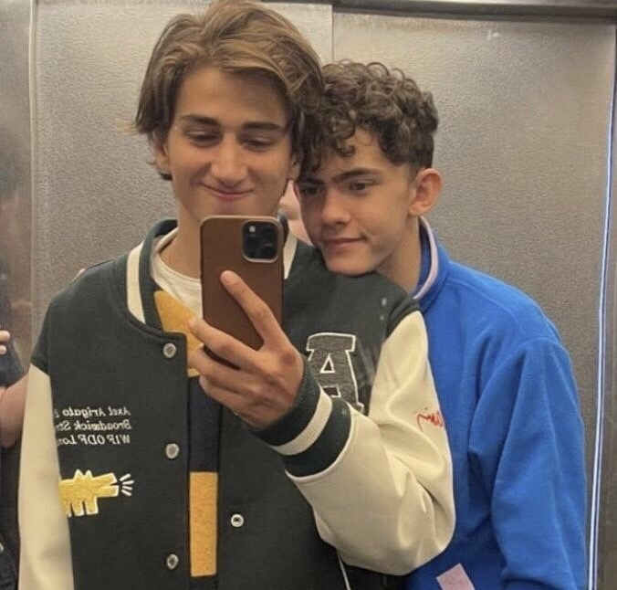 一起在鏡子前自拍