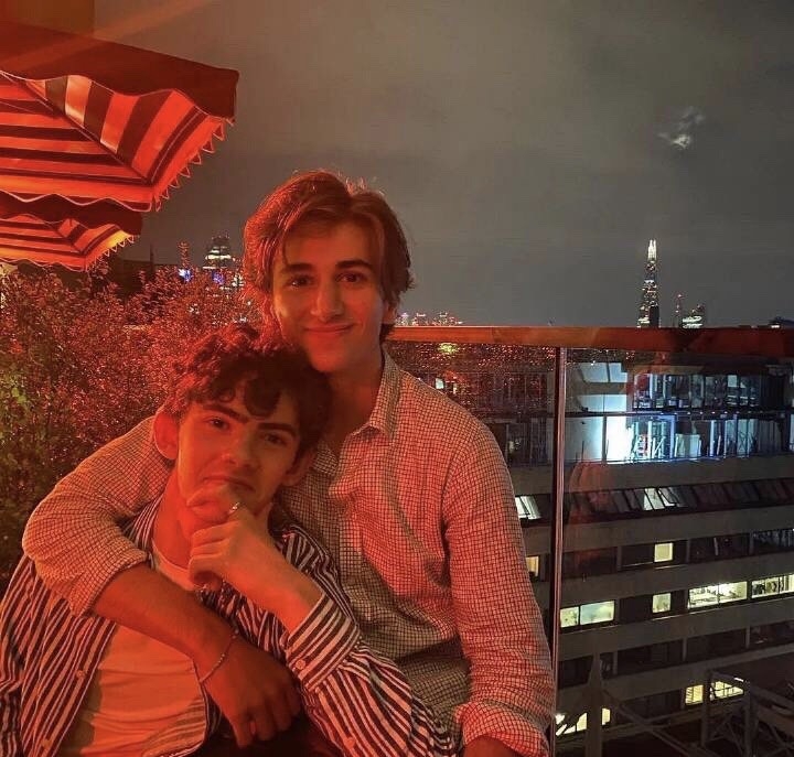 兩人分享相擁照片