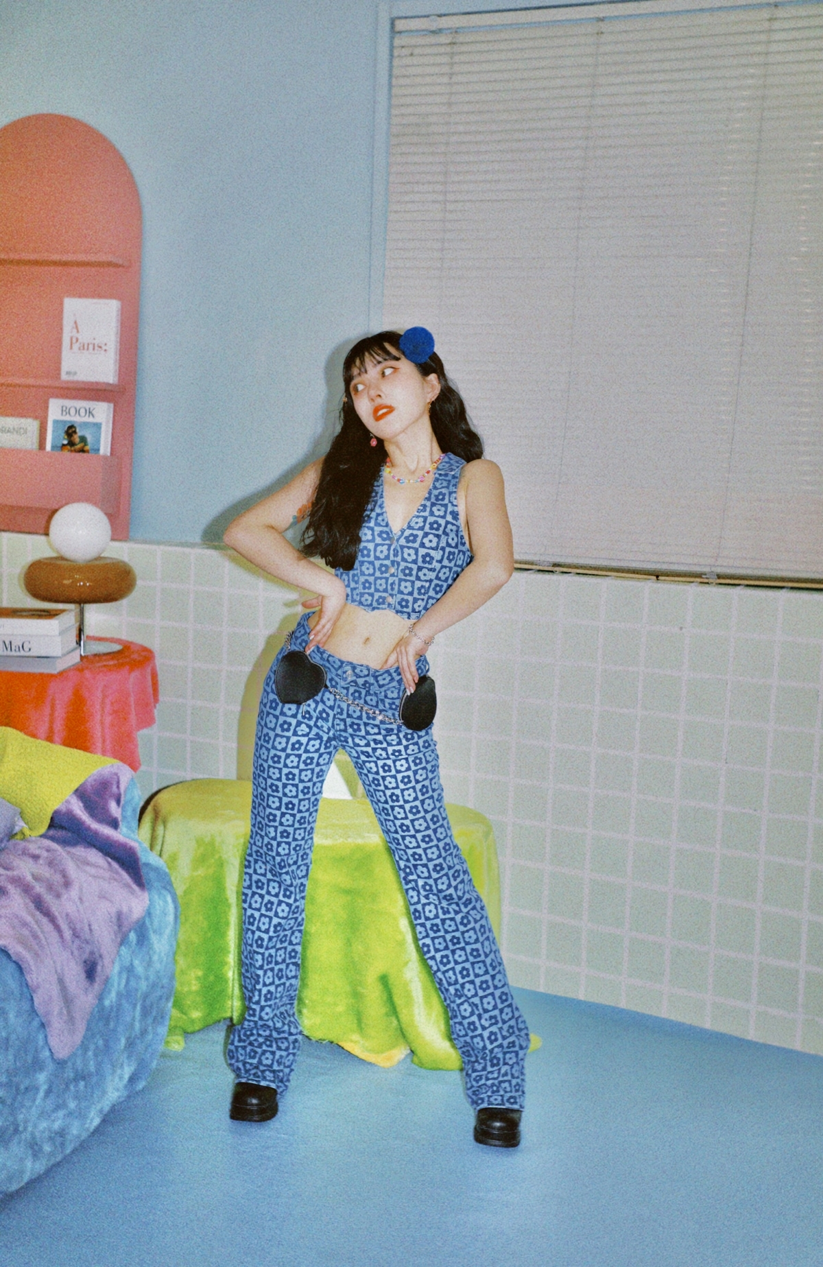 時尚編輯哈雷蜜第四套的 Y2K 穿搭以鈷藍色的小花套裝，配上腰鍊包及厚底鞋，創造90年代末接續00年初期的復古迴路。