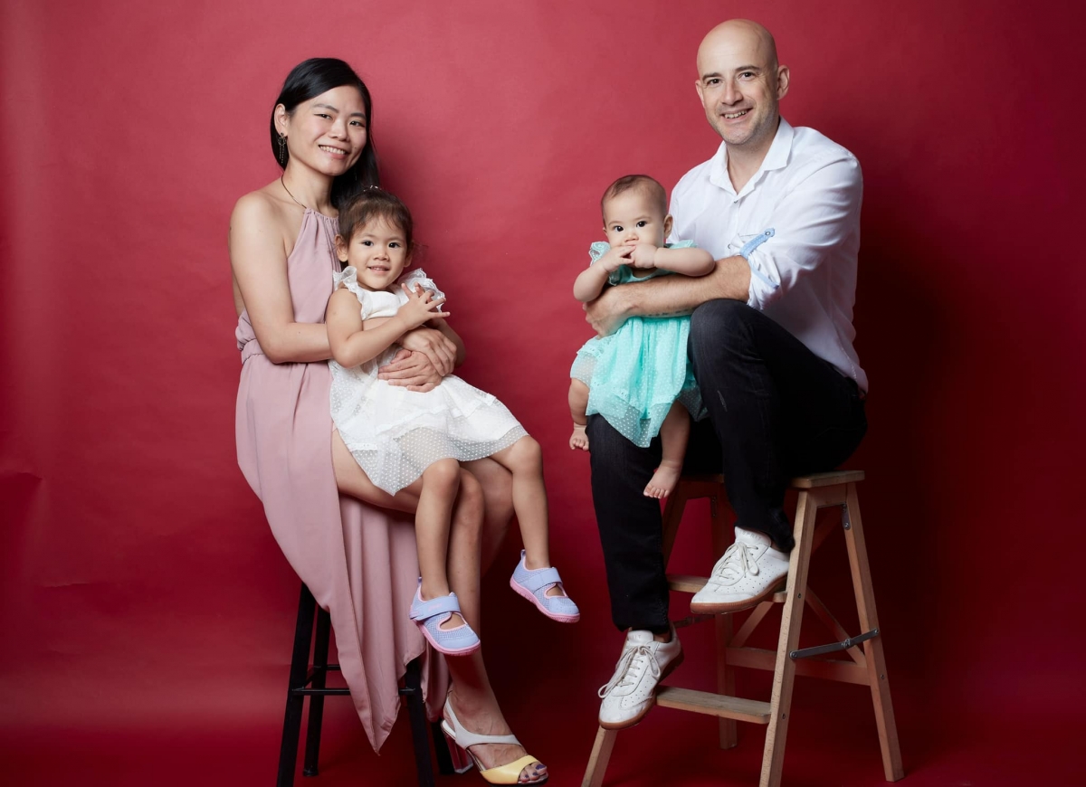 吳鳳與愛妻分享全家福照