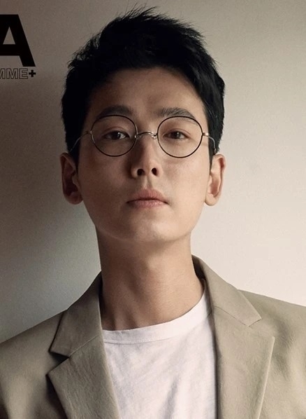 鄭敬淏飾演崔致列一角