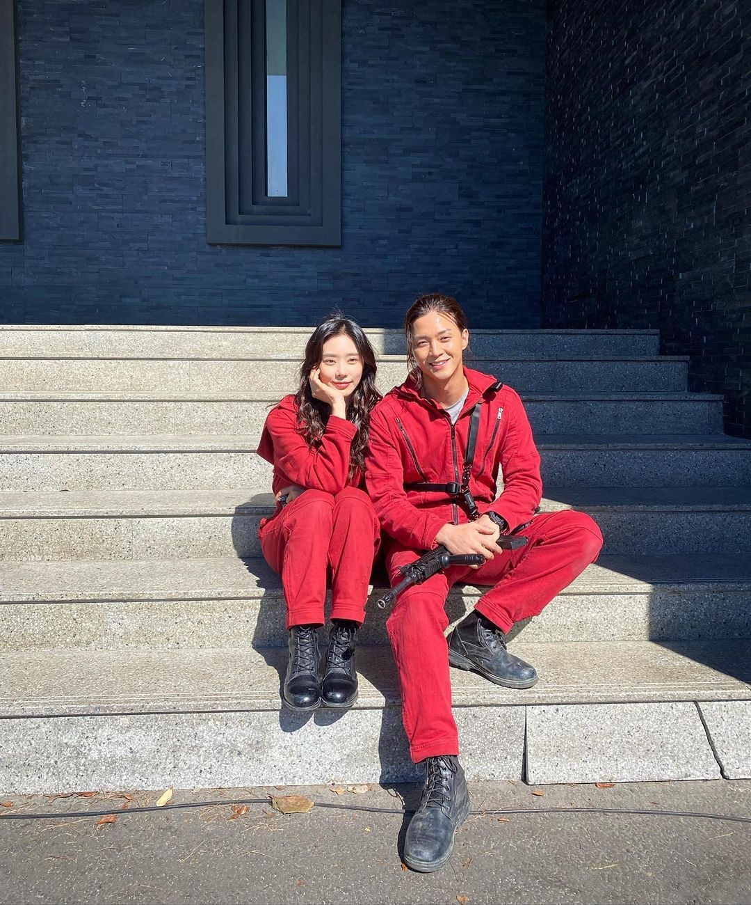 金智勳曝光甜蜜花絮照