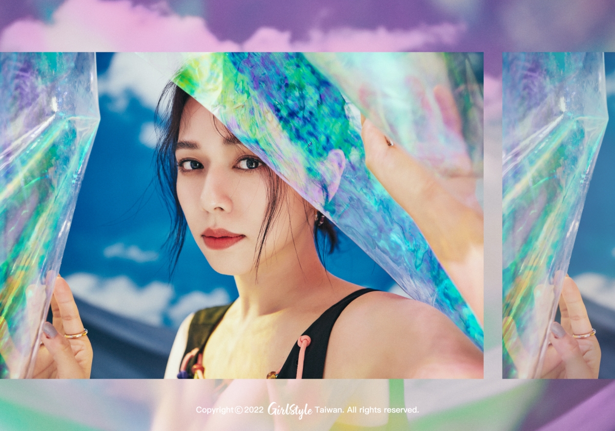 夏于喬穿著 Chloé 彩色流蘇洋裝、Ferragamo 鮮紅編織穆勒鞋，搭配 APM MONACO 戒指與耳環。