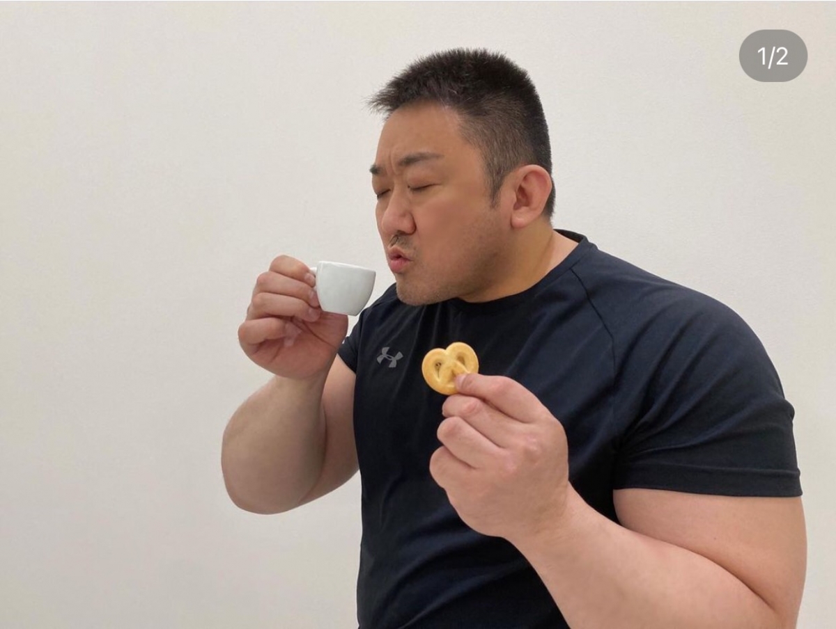 馬東石賣萌喝茶