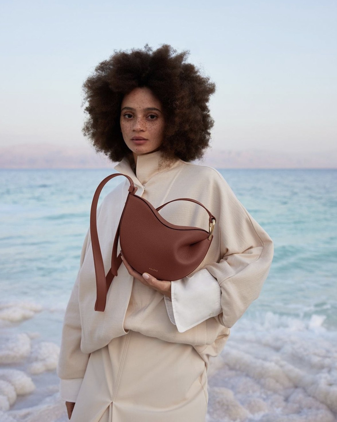 Polène 的包款設計簡約優雅，線條俐落獨特。