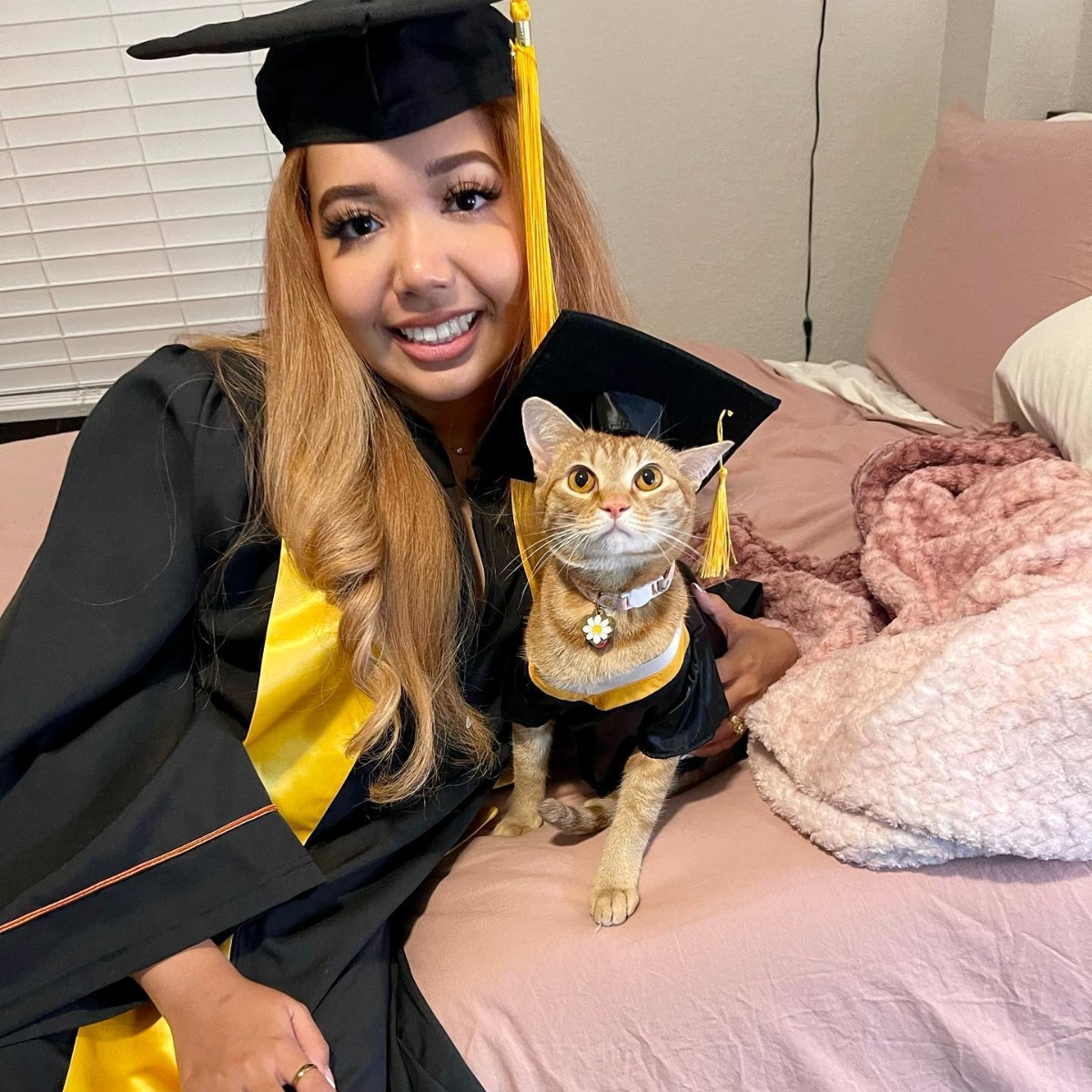 美國女大生與愛貓一起畢業