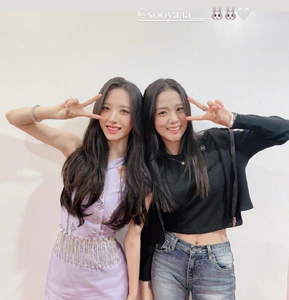 苞娜曬出與Jisoo的合照