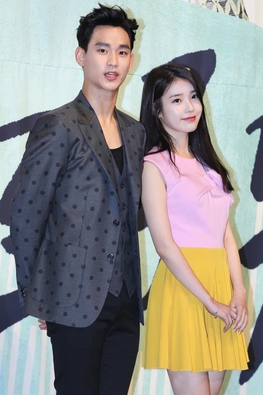 IU與金秀賢十年友情超暖