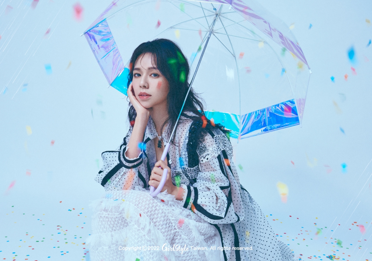 夏于喬穿著夏姿澎紗裙裝、JIMMY CHOO 大蝴蝶結跟鞋、APM MONACO Yummy Bears系列項鍊。