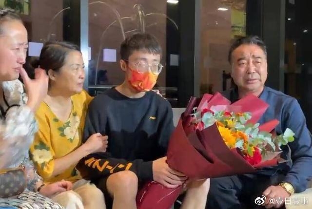 梅志強與親生爸媽相見