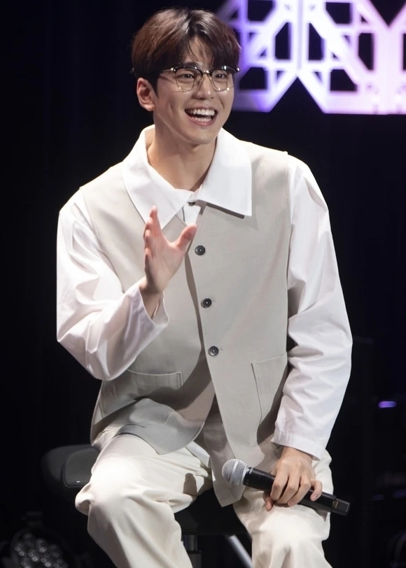 金旻奎在劇中的「禁慾眼鏡吻」在日本也引發熱議