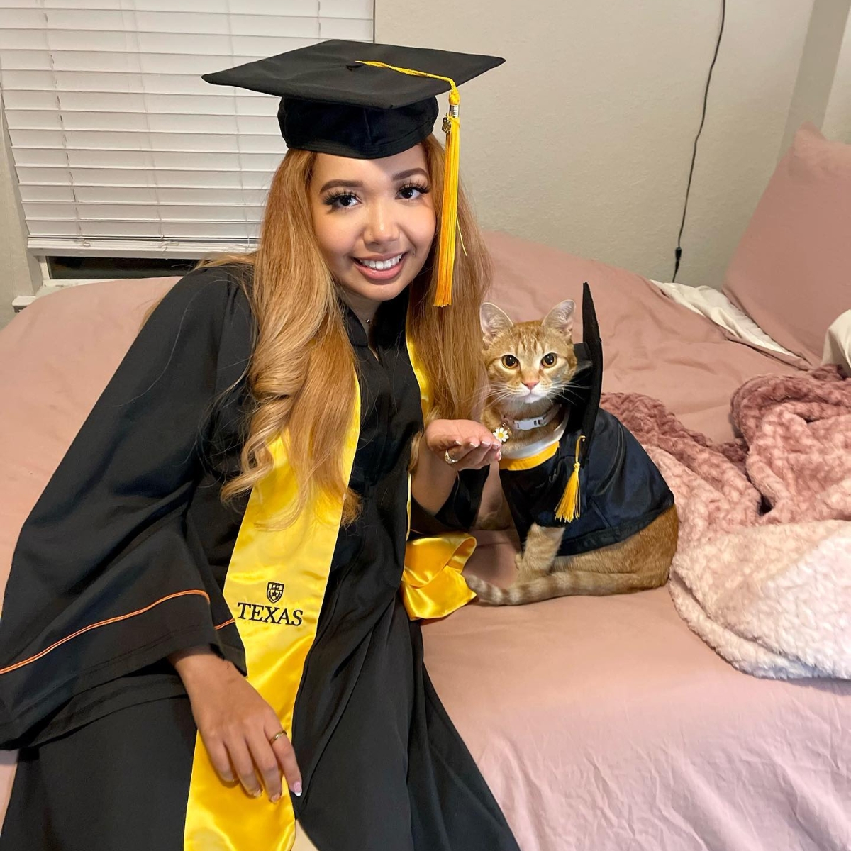 美國女大生與愛貓一起畢業