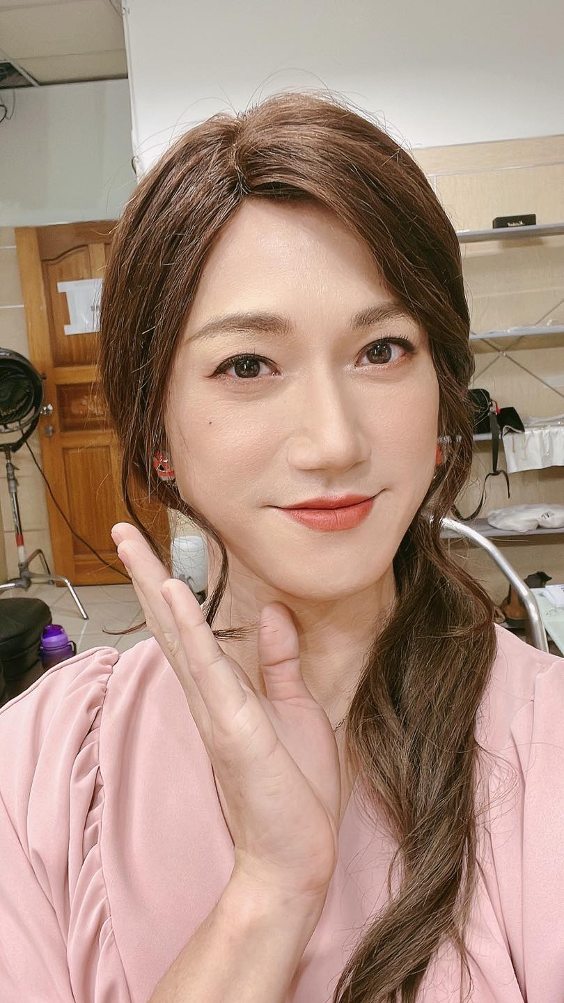 吳慷仁再度以女裝模樣登場