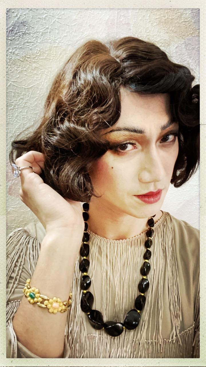 吳慷仁在《華燈初上》中飾演日式酒店Sugar的媽媽桑「寶寶」