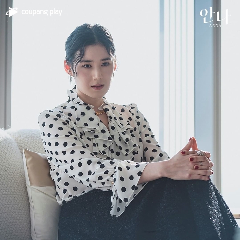 賢珠（鄭恩彩 飾）