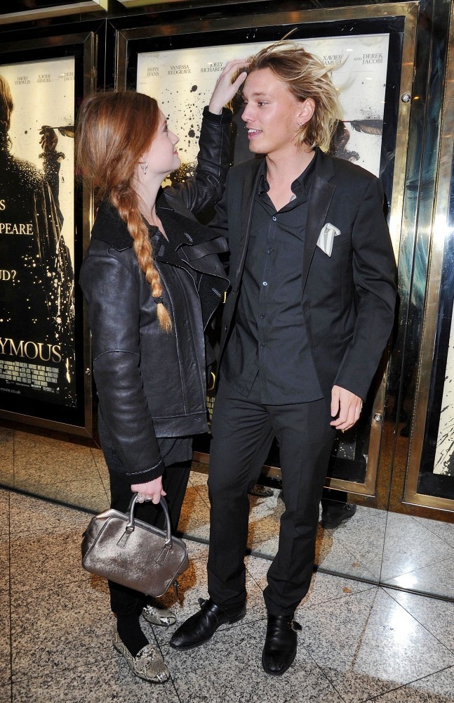 女友幫他整理頭髮