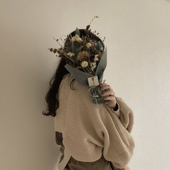 不少女孩拍照時喜歡遮住臉