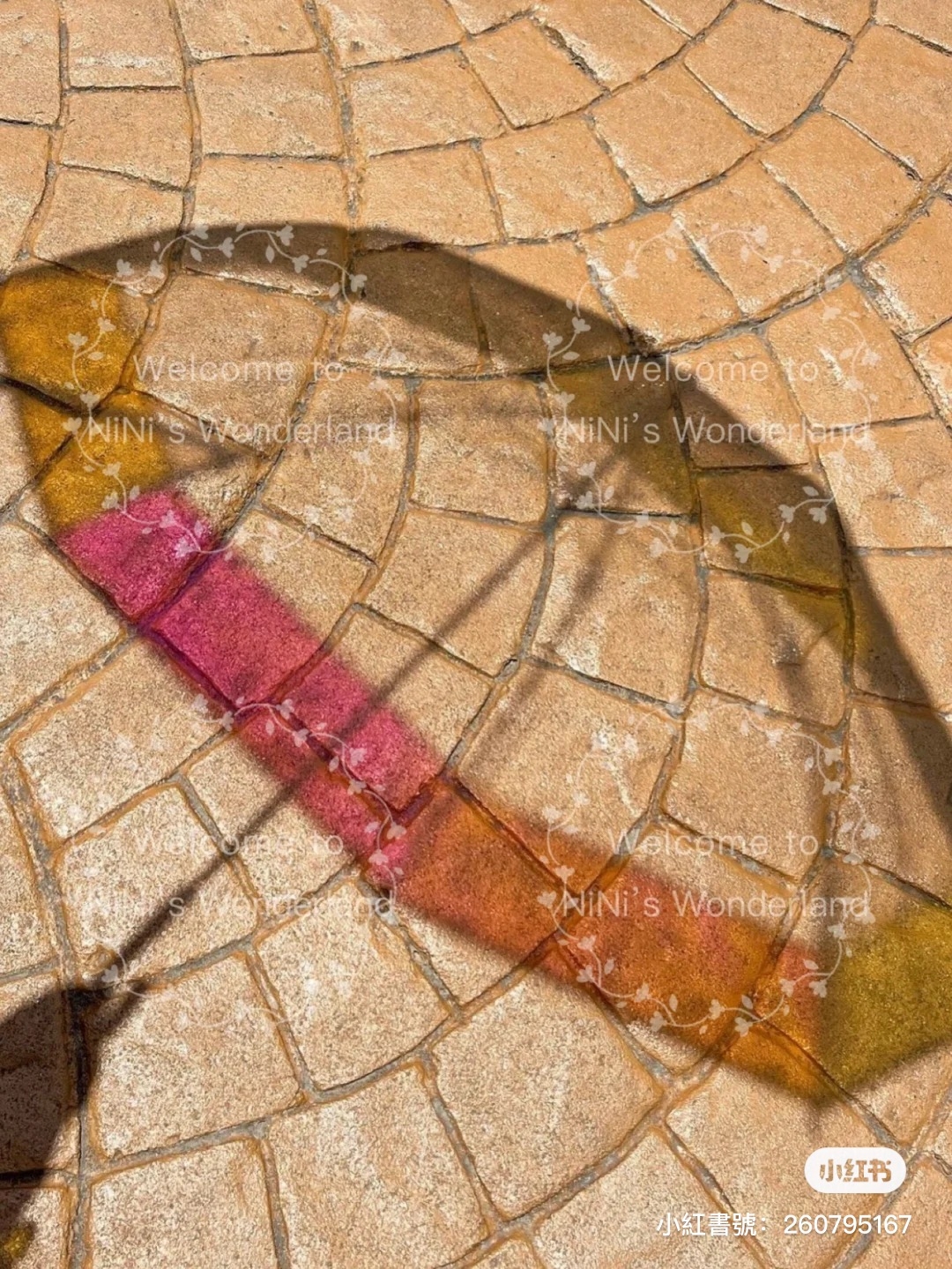 彩色透明PVC材質倒映在地面