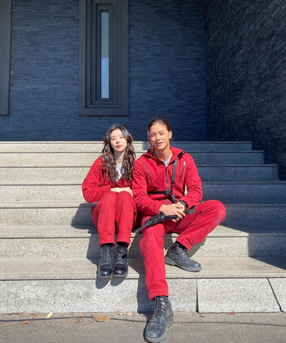 金智勳曝光甜蜜花絮照