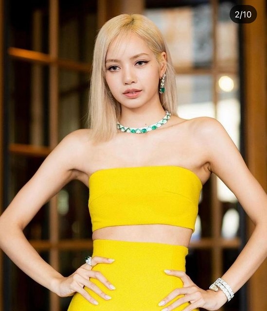 Lisa穿著檸檬黃禮服亮相