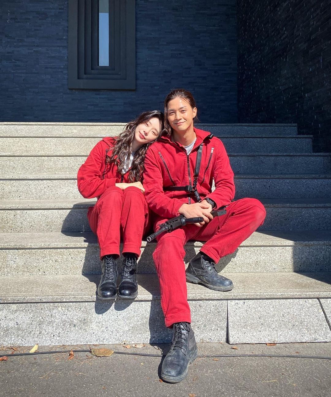 金智勳曝光甜蜜花絮照