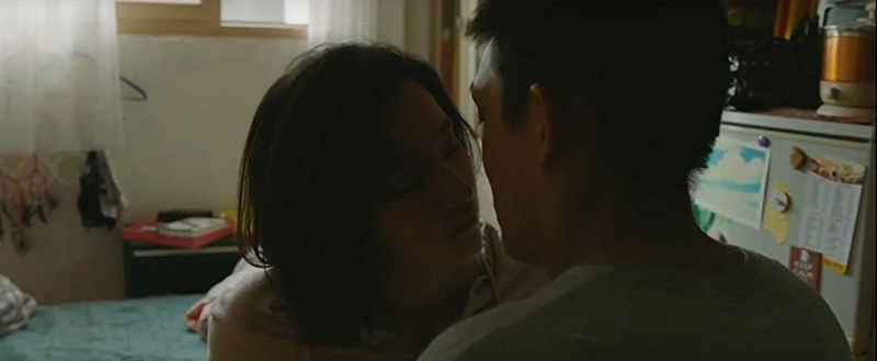 在片中與劉亞仁有大尺度床戲