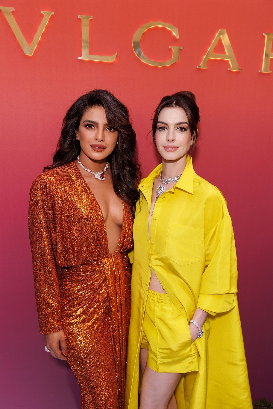 寶格麗品牌代言人Priyanka Chopra Jonas(左)與Anne Hathaway(右)出席Eden The Garden of Wonders 頂級珠寶系列發表會
