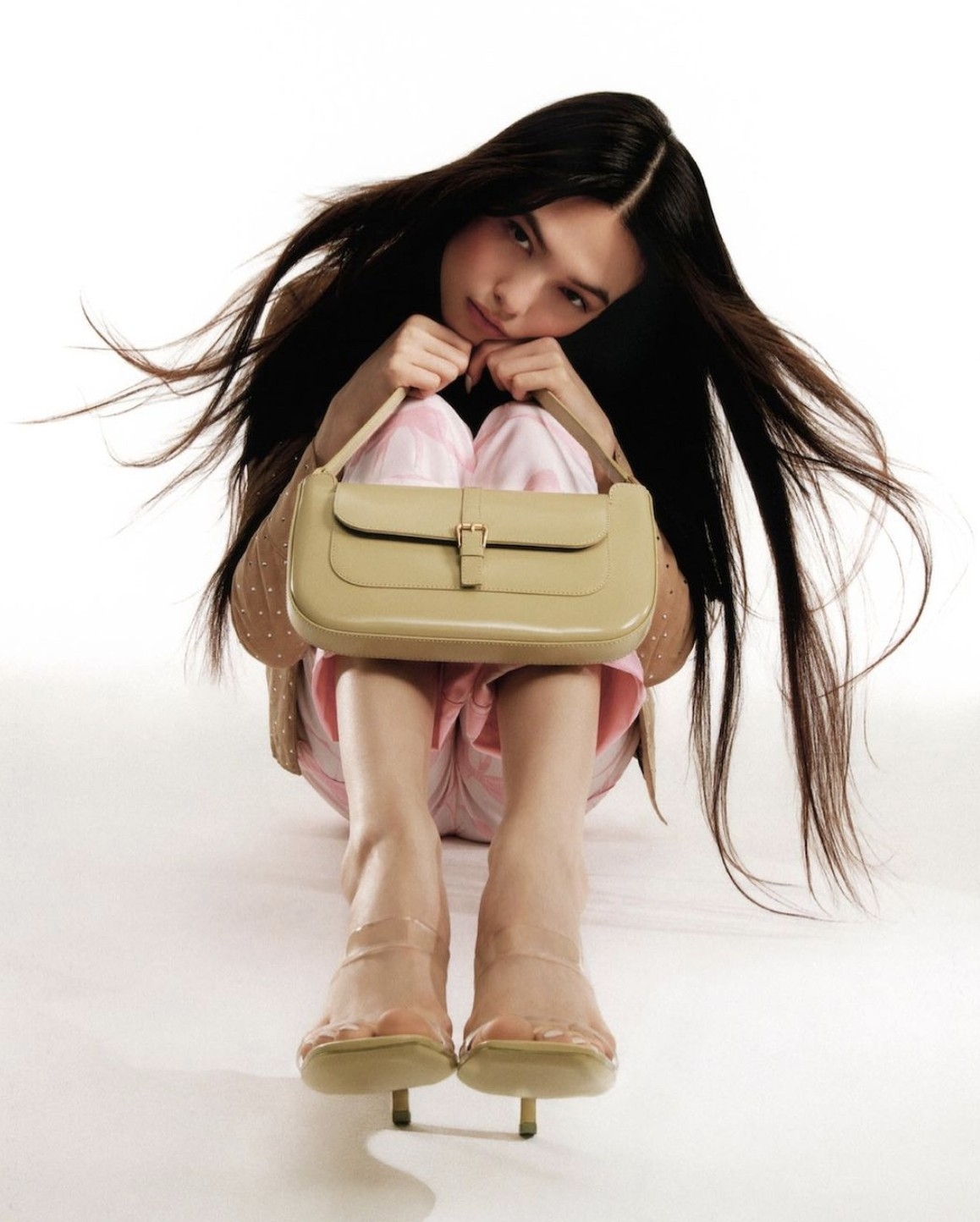 BY FAR 的品牌名稱其實是來自創始人的三個兒子—Filip、Alec 和 Roman，代表的意思是「Made with love」。