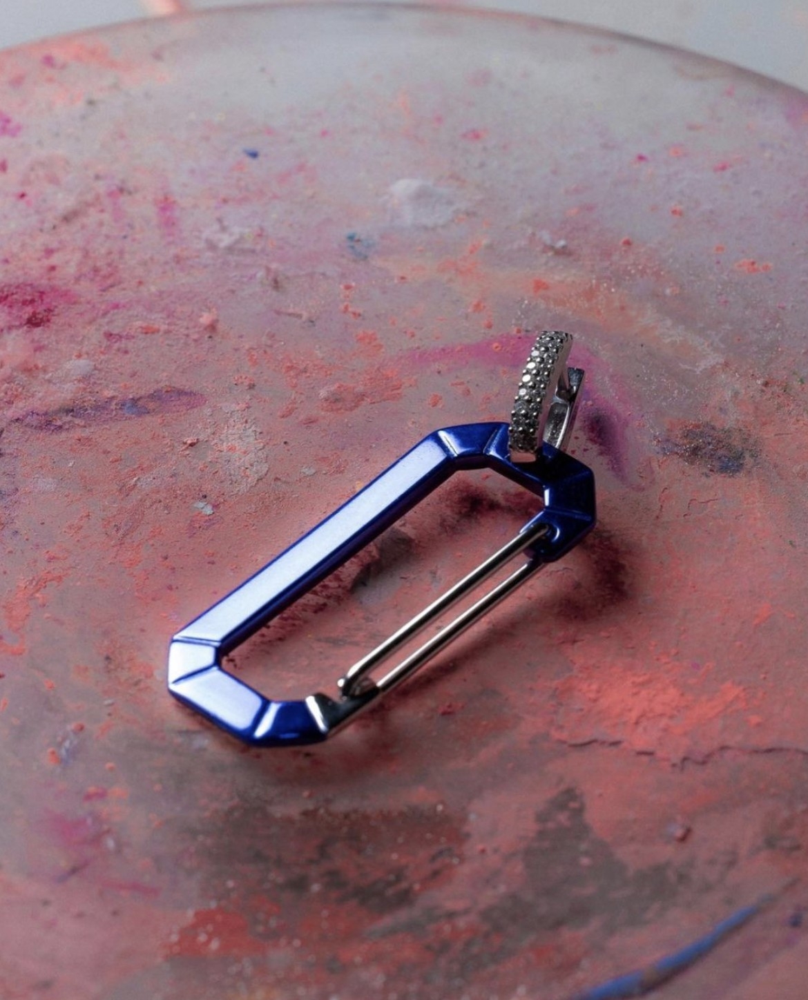 「彈簧扣」（Snap Hook）是品牌最具有特色的元素。