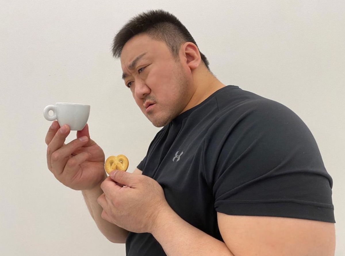 茶杯在馬東石手上瞬間很小