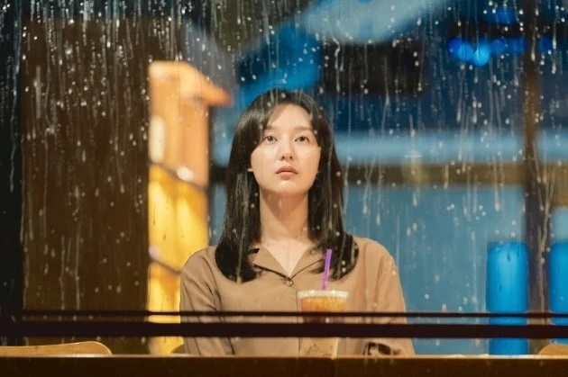 金智媛在《我的解放日記》中飾演厭世上班族「廉美貞」