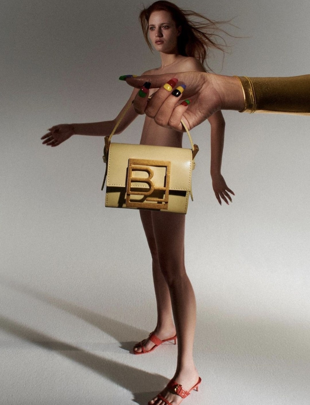 品牌的包款呈現一貫的簡約俐落風格，但近幾年也有推出 Logo 較為明顯的款式。