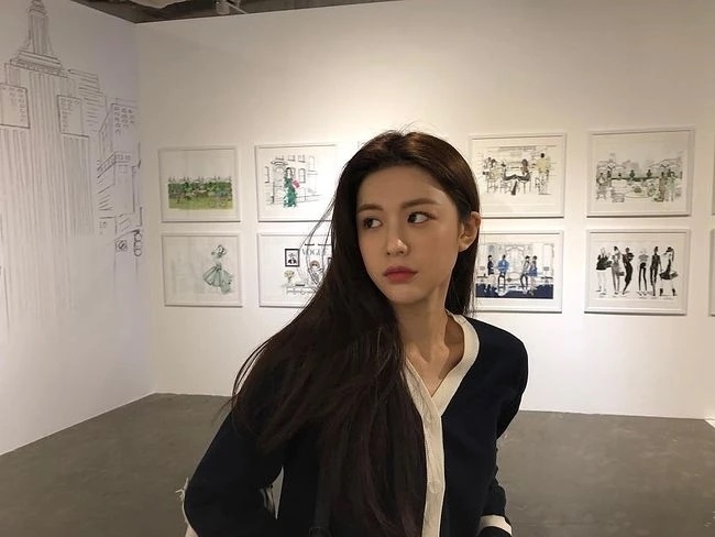 高允貞是首爾女子大學現代藝術學系出身