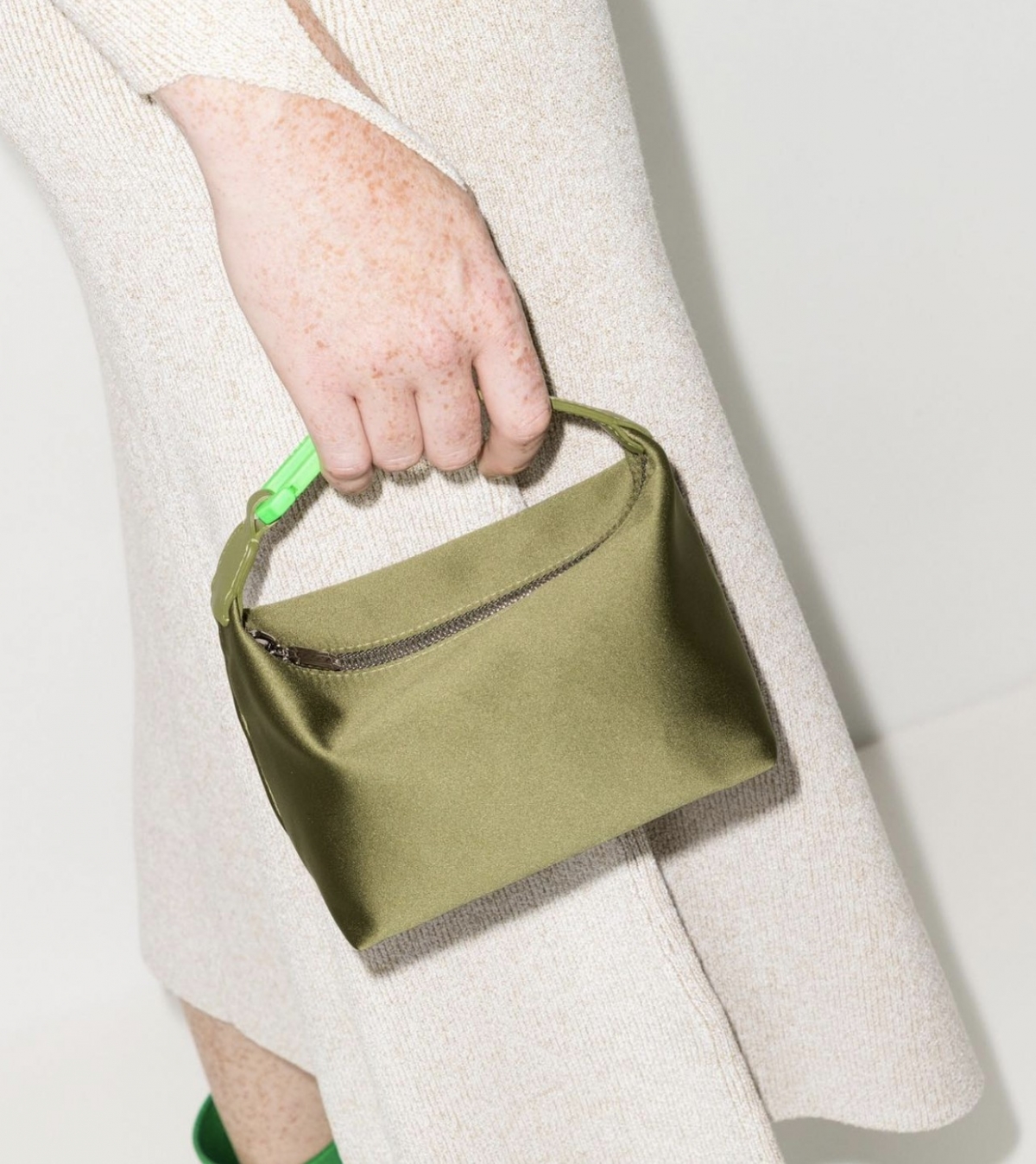 EÉRA 品牌誕生的原因是創辦人在日本東京的市場看見了一個「老是彈簧扣」而獲得的靈感。