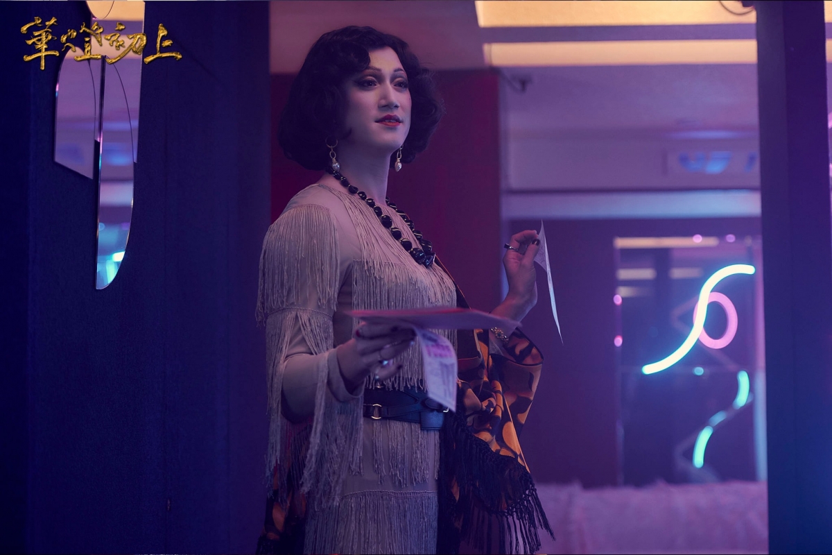 吳慷仁在《華燈初上》中飾演日式酒店Sugar的媽媽桑「寶寶」