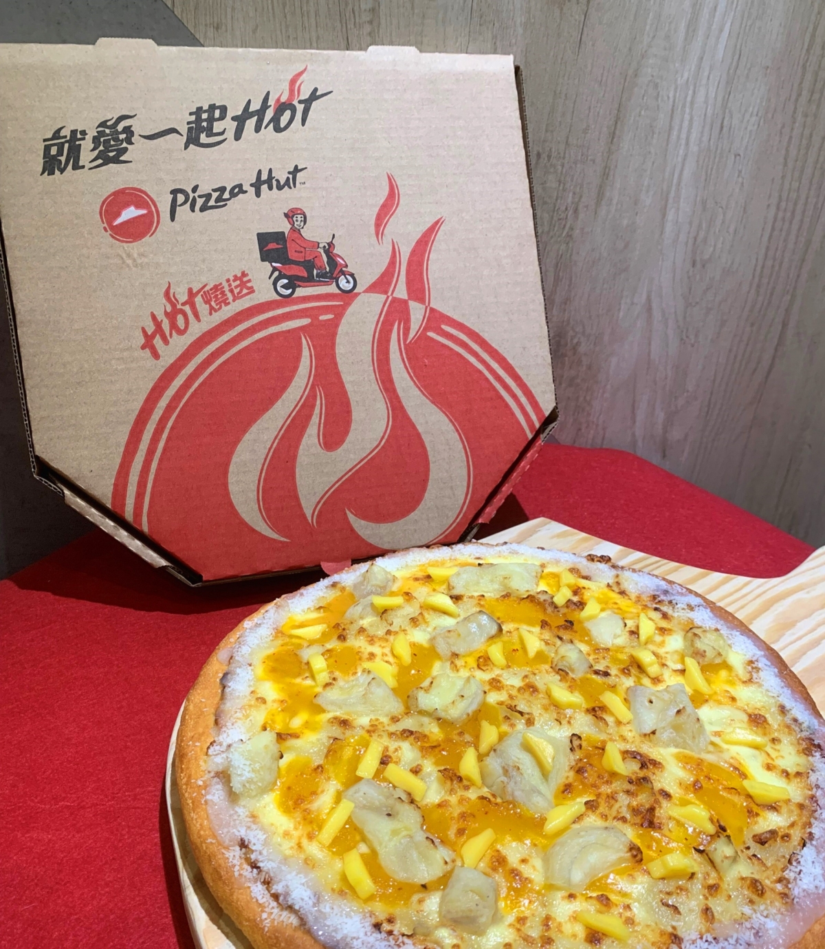 必勝客「榴芒水金金比薩」