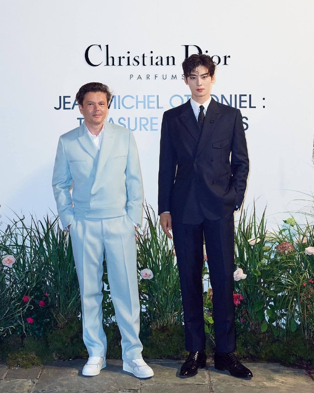 車銀優、法國藝術家合照