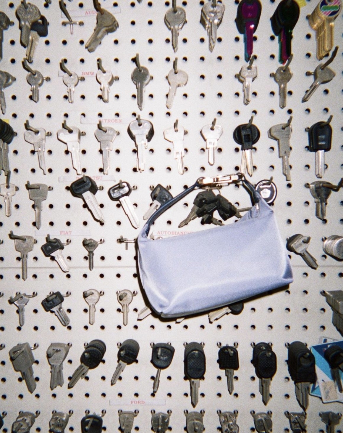 EÉRA 的經典包款外型就像一輪下弦月，所以提包也稱作「月亮包」（Moon Bag）。