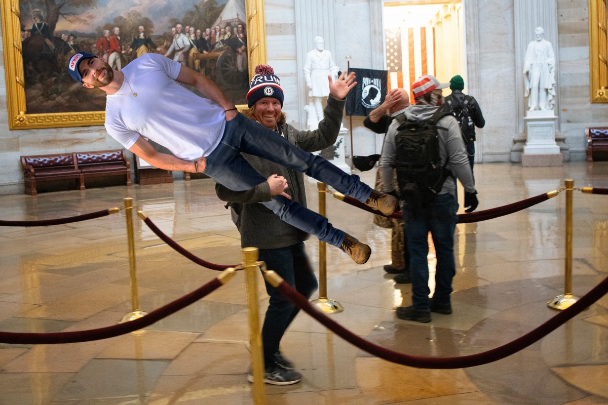 川普敗選時，美國川粉曾闖國會搬東西