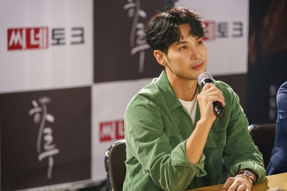 金知碩飾演洪藝瑟的初戀情人李弼耀